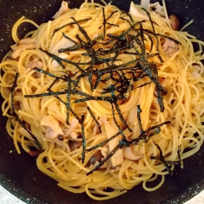 椎茸が無かったので代わりにしめじを入れました!!きのこたっぷりの和風パスタ美味しいですね♥️豚肉と合わせるとボリュームたっぷりで満足感有りますね♥️(*´∇｀)